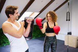 alegre ginástica parceiro boxe dentro Academia foto