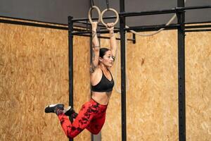 em forma mulher trabalhando Fora com olímpico argolas foto