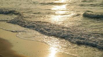 lindo pôr do sol de praia abstrato textura fundo. fechar acima suave onda rodado a arenoso praia, verão fundo. lindo mar ondas com espuma do dourado cor isolado. foto