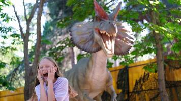 uma criança gritos às a vista do uma dinossauro. Adolescência menina dentro dinossauro. foto