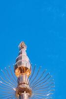 a maciço revestido de alumínio budista stupa. foto