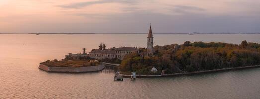 aéreo Visão do a atormentou fantasma ilha do poveglia dentro a veneziano lagoa foto