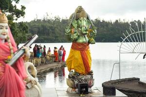 dezembro 6, 2019.mauritius.africa.locals às a ganga talao hindu têmpora, grande bassin em a ilha do Maurícia foto