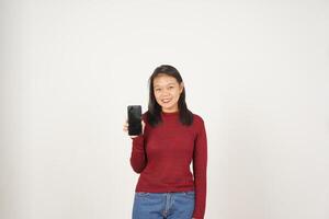 jovem ásia mulher dentro vermelho camiseta sorridente e mostrando em branco tela isolado em branco fundo foto