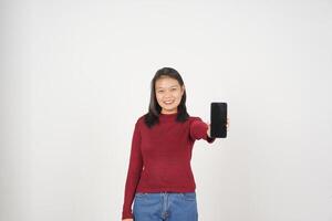 jovem ásia mulher dentro vermelho camiseta sorridente e mostrando em branco tela isolado em branco fundo foto