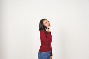 jovem ásia mulher dentro vermelho camiseta faço uma telefone ligar com Smartphone isolado em branco fundo foto