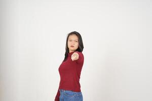 jovem ásia mulher dentro vermelho camiseta apontando às você com Bravo gesto isolado em branco fundo foto