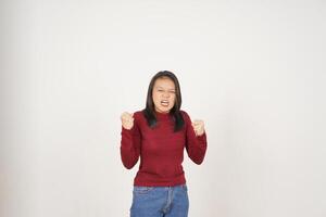 jovem ásia mulher dentro vermelho camiseta Bravo gesto isolado em branco fundo foto