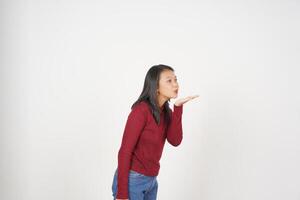 jovem ásia mulher dentro vermelho camiseta sopro beijo isolado em branco fundo foto