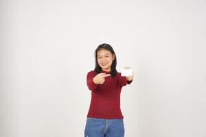 jovem ásia mulher dentro vermelho camiseta mostrando em branco cartão isolado em branco fundo foto