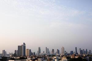 aéreo Visão do escritório edifícios dentro Bangkok cidade centro da cidade. foto