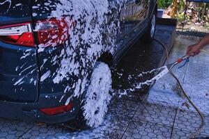 trabalhador lavando carro foto