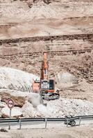 escavadora construção uma montanha estrada dentro a Atlas montanha foto