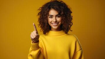 ai gerado positivo jovem mulher apontando dedo, sorridente fofa mulher dentro amarelo suéter mostrando gesto olhando às Câmera foto