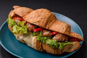 delicioso fresco crocantes croissant com frango ou carne carne, alface, tomates, especiarias e molho foto