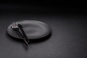 talheres garfo, faca e colher em uma Sombrio texturizado concreto fundo foto