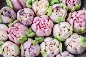 lindo saboroso marshmallows dentro a Formato do tulipa brotos foto