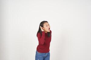 jovem ásia mulher dentro vermelho camiseta mão em orelha, hipócrita ouvir você conceito isolado em branco fundo foto