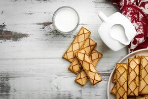 envidraçado sopro pastelaria sfogliatina vidro e copo do leite em branco fundo, topo Visão foto