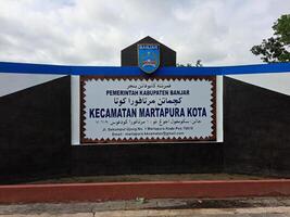 martapura, Indonésia - janeiro Dia 17 2024 a monumento para a nome do a martapura cidade distrito escritório é geralmente localizado dentro frente do a escritório Como a identificador para a escritório foto