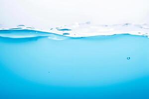 lindo água ondas, respingo e ondulações dentro cristal azul foto