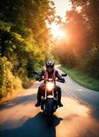 ai gerado motociclista equitação uma motocicleta em uma país estrada às pôr do sol. ai generativo foto