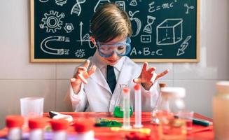 menino brincando com jogo de química foto