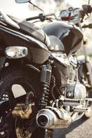 amortecedor e tubo de escape da motocicleta preta foto