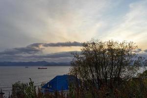 paisagem marinha com um lindo pôr do sol sobre a baía de avacha em Kamchatka foto