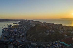 vista aérea da paisagem urbana. vladivostok, rússia foto