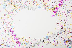 confete colorido ondulando flâmulas fundo branco com texto de espaço. conceito de foto bonita de alta qualidade