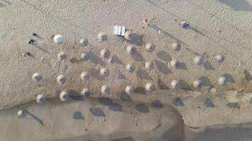 guarda-chuvas dentro esvaziar areia de praia foto