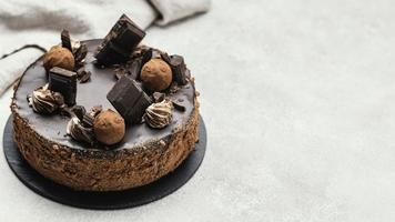 bolo de chocolate doce de ângulo alto com espaço de cópia foto