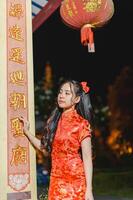 ásia lindo mulher vestir dentro chinês estilo, chinês Novo ano festival às noite foto
