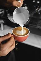 feche a mão servindo café com leite 2. Conceito de bela foto de alta qualidade