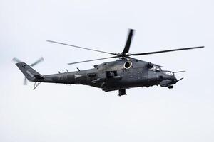 Budapeste, Hungria, 2022 - húngaro mil mi-24 militares ataque helicóptero às ar base. ar força voar Operação. aviação e ar defesa. militares indústria. mosca e vôo. foto