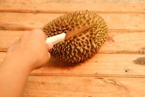 durian fruta em a madeira mesa, fechar-se do foto