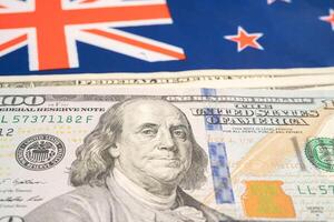 nos dólar notas em Novo zelândia bandeira fundo, o negócio e finança. foto