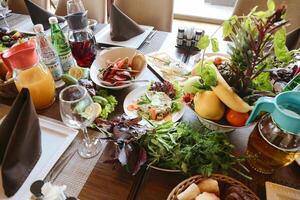 vários tipos do Comida espalhar Fora em uma mesa foto