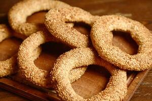 de madeira bandeja preenchidas com rosquinhas em de madeira mesa foto