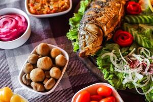 sortido Comida espalhar em uma mesa foto