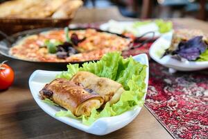 fechar-se do uma prato do delicioso Comida em uma mesa foto