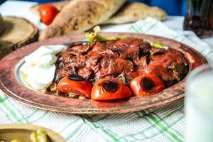 prato do carne e vegetal deleite em de madeira mesa foto