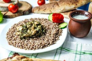 prato do Comida com pão e legumes em mesa foto