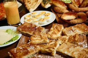 abundante de madeira mesa carregado com vários Comida pratos foto