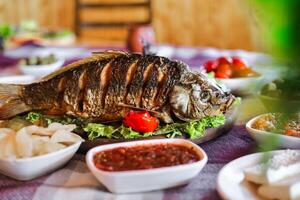 peixe sentado em prato com molhos foto