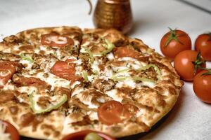 pizza com fresco tomates em mesa foto