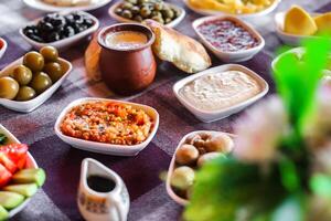 sortido Comida espalhar em uma mesa foto