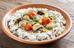 tailandês verde frango Curry com misturar do branco e selvagem arroz foto