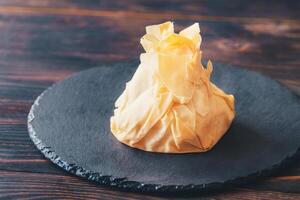 cozido queijo Camembert dentro filo pastelaria foto